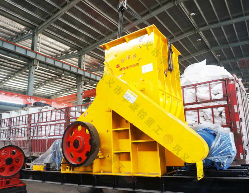 大型雙級錘式破碎機(jī)帶電機(jī)發(fā)貨